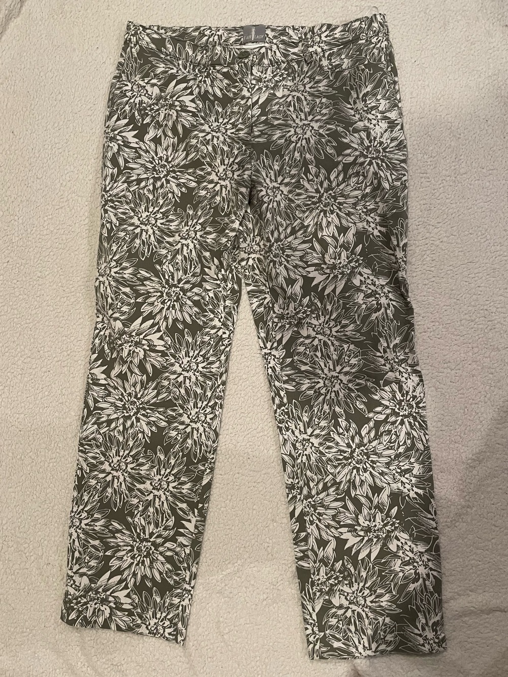 Olive Green Floral Print Cropped Pants.